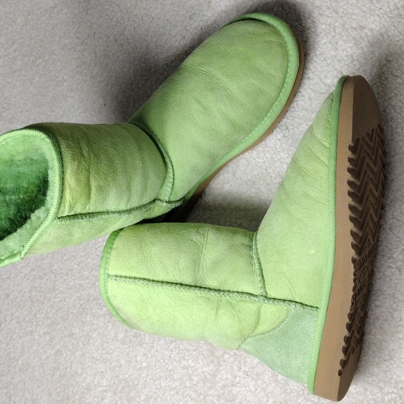 UGG women's lime green suede ankle boots. In great condition. Size 6 - Picture 1 of 12